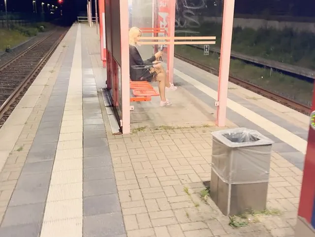 Krass !! Geile Schlampe mitten am Bahnhof gefickt !!!