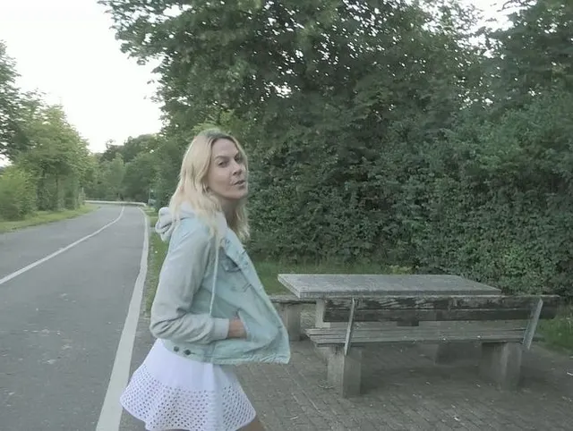Vorschau aus Outdoor Sex: Blonde Schlampe schnell auf dem Parkplatz gefickt !!
